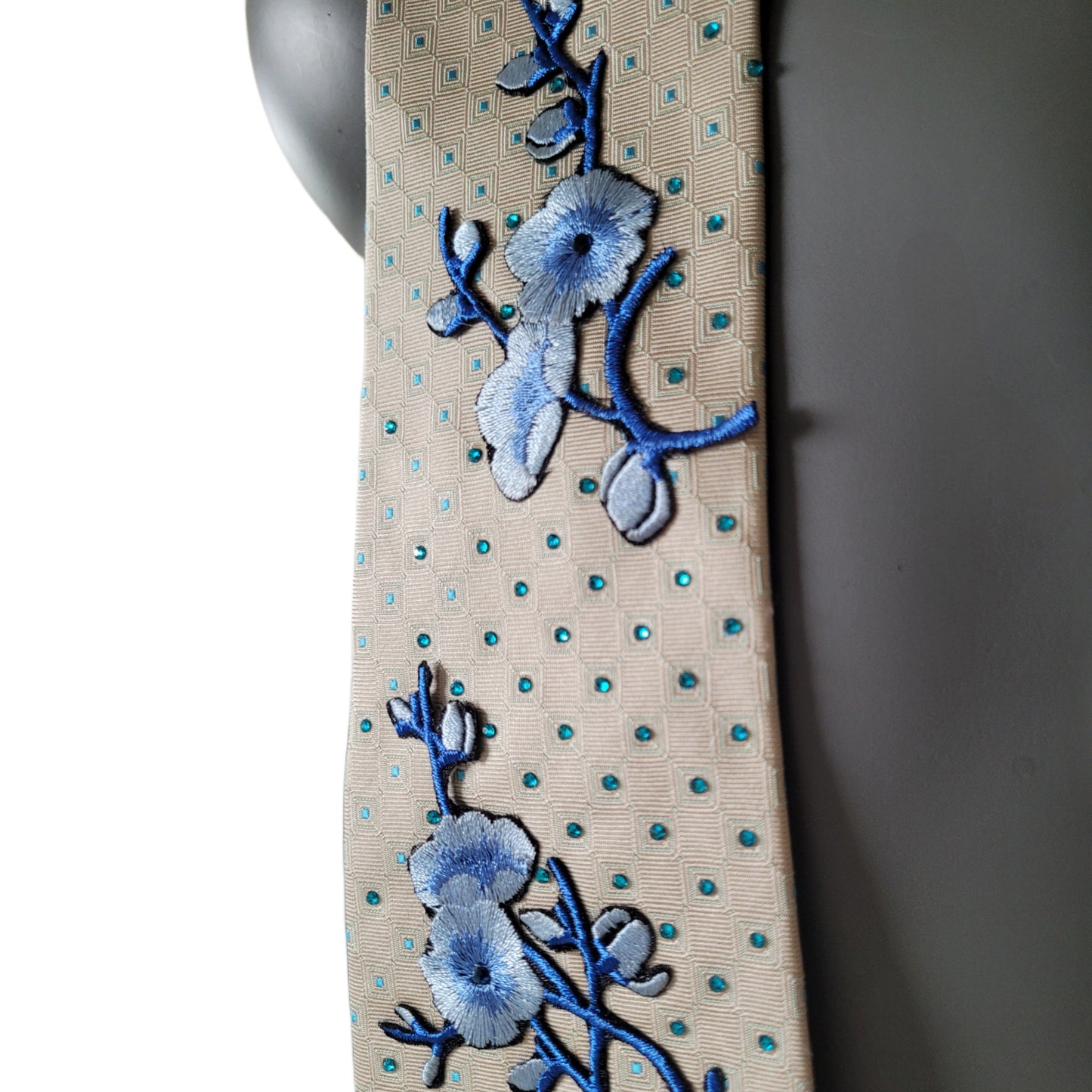 Sakura Blues collection: Sakura Dawn tie, silk necktie in pale yellow and blue dots adorned with embroidered cherry blossom appliques and turqouise blue glass crystals